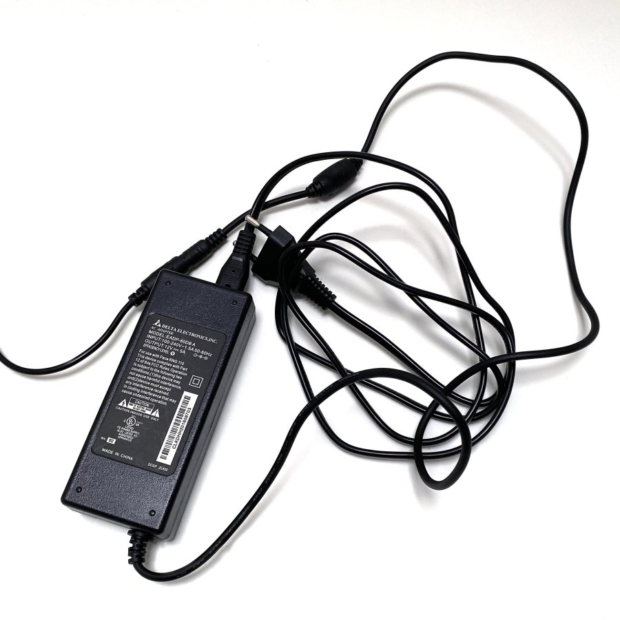 Attraktiv LED Öppen Skylt - Svart Design med Röd Text och Blå Cirkel